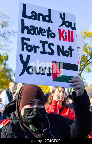 A Montréal, au Canada, une multitude de manifestants se sont unis en solidarité avec les Palestiniens, appelant avec ferveur à un cessez-le-feu urgent à Gaza, le 28 octobre 2023 Banque D'Images