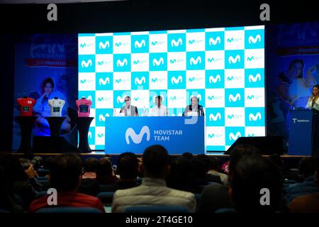 Bogota, Colombie. 30 octobre 2023. Alfonso Gomez, PDG de Telefonica Hispam (à gauche), le cycliste Nairo Quintana (à droite) et Fabian Hernandez, PDG de Movistar Colombia (à droite), prennent la parole lors d'une conférence de presse annonçant son retour dans l'équipe Movistar Cycling, à Bogota, en Colombie, le 30 octobre 2023. Photo : CHEPA Beltran/long Visual Press crédit : long Visual Press/Alamy Live News Banque D'Images