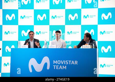 Bogota, Colombie. 30 octobre 2023. Alfonso Gomez, PDG de Telefonica Hispam (à gauche), le cycliste Nairo Quintana (à droite) et Fabian Hernandez, PDG de Movistar Colombia (à droite), prennent la parole lors d'une conférence de presse annonçant son retour dans l'équipe Movistar Cycling, à Bogota, en Colombie, le 30 octobre 2023. Photo : CHEPA Beltran/long Visual Press crédit : long Visual Press/Alamy Live News Banque D'Images