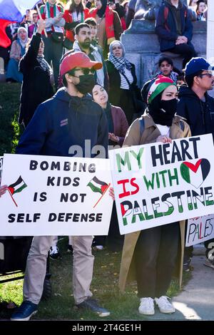A Montréal, au Canada, une multitude de manifestants se sont unis en solidarité avec les Palestiniens, appelant avec ferveur à un cessez-le-feu urgent à Gaza, le 28 octobre 2023 Banque D'Images