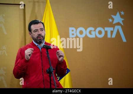 Bogota, Colombie. 30 octobre 2023. Le maire élu de Bogota, Carlos Fernando Galan, lors d'une conférence de presse après une rencontre entre la maire de Bogota, Claudia Lopez, et le maire élu Carlos Fernando Galan, à Bogota, Colombie, le 30 octobre 2023. Photo : CHEPA Beltran/long Visual Press crédit : long Visual Press/Alamy Live News Banque D'Images