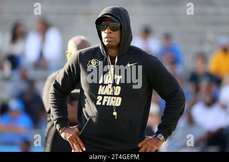 Deion Sanders, entraîneur-chef des Buffaloes du Colorado, sur le terrain avant un match de football de la NCAA contre les Bruins de l'UCLA, samedi 28 octobre 2023, à Pasadena Banque D'Images