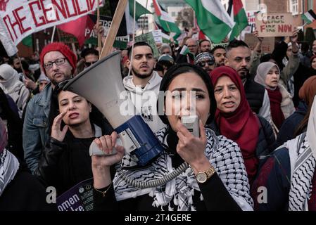 Dublin, Irlande. 28 octobre 2023. Un manifestant chante des slogans sur un mégaphone pendant la manifestation. Des milliers de personnes se sont rassemblées et ont défilé dans les rues de Dublin pour soutenir les Palestiniens. Les manifestants ont exigé un cessez-le-feu immédiat, l'expulsion de l'ambassadeur d'Israël à Dublin, le boycott des produits et organisations soutenant Israël et l'action du gouvernement irlandais. (Photo Natalia Campos/SOPA Images/Sipa USA) crédit : SIPA USA/Alamy Live News Banque D'Images