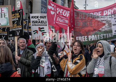 Dublin, Irlande. 28 octobre 2023. Un groupe de manifestants chantent des slogans pendant la manifestation. Des milliers de personnes se sont rassemblées et ont défilé dans les rues de Dublin pour soutenir les Palestiniens. Les manifestants ont exigé un cessez-le-feu immédiat, l'expulsion de l'ambassadeur d'Israël à Dublin, le boycott des produits et organisations soutenant Israël et l'action du gouvernement irlandais. Crédit : SOPA Images Limited/Alamy Live News Banque D'Images