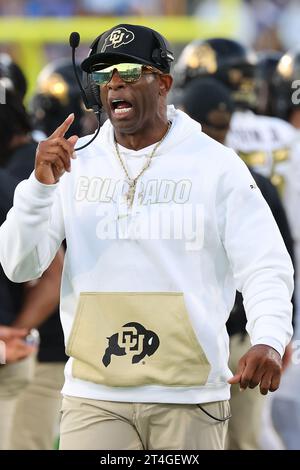 Deion Sanders, entraîneur-chef des Buffaloes du Colorado, crie des instructions sur la ligne de touche lors d'un match de football de la NCAA contre les Bruins de l'UCLA, samedi, octobre Banque D'Images