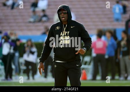 Deion Sanders, entraîneur-chef des Buffaloes du Colorado, sur le terrain avant un match de football de la NCAA contre les Bruins de l'UCLA, samedi 28 octobre 2023, à Pasadena Banque D'Images