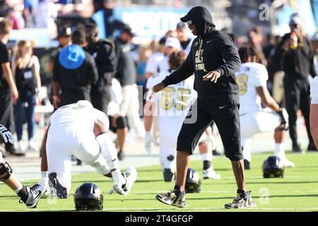 Deion Sanders, entraîneur-chef des Buffaloes du Colorado, sur le terrain avant un match de football de la NCAA contre les Bruins de l'UCLA, samedi 28 octobre 2023, à Pasadena Banque D'Images