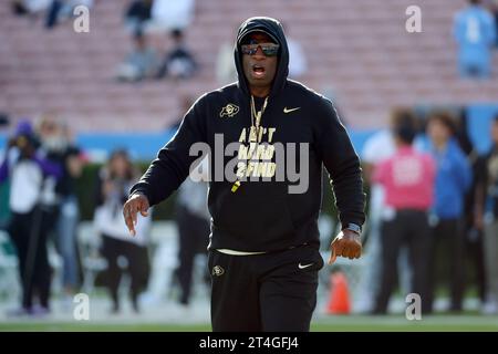 Deion Sanders, entraîneur-chef des Buffaloes du Colorado, sur le terrain avant un match de football de la NCAA contre les Bruins de l'UCLA, samedi 28 octobre 2023, à Pasadena Banque D'Images