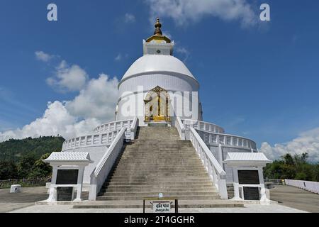 Vue du Shanti Stupa, Pagode de la paix, un monument bouddhiste situé au sommet de la colline Anadu, Pokhara, Népal Banque D'Images