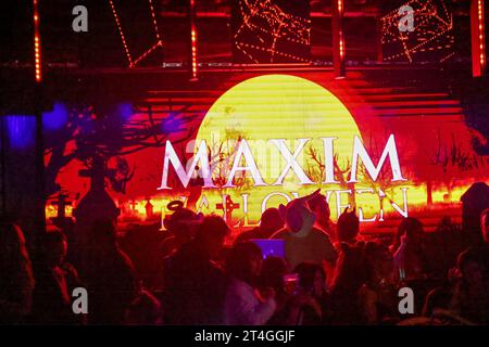 Los Angeles, États-Unis. 29 octobre 2023. LOS ANGELES, CALIFORNIE, États-Unis - OCTOBRE 28 : une vue générale de l'atmosphère à la MAXIM Halloween Party 2023 Los Angeles présenté par MADE Special et VIP Nightlife tenue au SBE's Nightingale Plaza le 28 octobre 2023 à Los Angeles, Californie, États-Unis. (Photo de Rudy Torres/image Press Agency) crédit : image Press Agency/Alamy Live News Banque D'Images