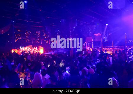 Los Angeles, États-Unis. 29 octobre 2023. LOS ANGELES, CALIFORNIE, États-Unis - OCTOBRE 28 : une vue générale de l'atmosphère à la MAXIM Halloween Party 2023 Los Angeles présenté par MADE Special et VIP Nightlife tenue au SBE's Nightingale Plaza le 28 octobre 2023 à Los Angeles, Californie, États-Unis. (Photo de Rudy Torres/image Press Agency) crédit : image Press Agency/Alamy Live News Banque D'Images
