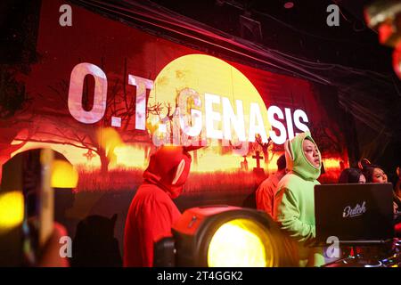 Los Angeles, États-Unis. 29 octobre 2023. LOS ANGELES, CALIFORNIE, États-Unis - OCTOBRE 28 : une vue générale de l'atmosphère à la MAXIM Halloween Party 2023 Los Angeles présenté par MADE Special et VIP Nightlife tenue au SBE's Nightingale Plaza le 28 octobre 2023 à Los Angeles, Californie, États-Unis. (Photo de Rudy Torres/image Press Agency) crédit : image Press Agency/Alamy Live News Banque D'Images