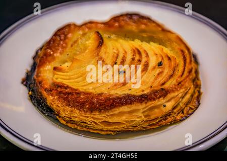 Tarte tatin tarte aux pommes dans une boulangerie artisanale à Strasbourg, Alsace, France Banque D'Images