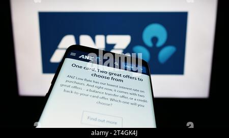 Téléphone portable avec page Web de l'Australie et de la Nouvelle-Zélande Banking Group Limited (ANZ) devant le logo. Effectuez le focus sur le coin supérieur gauche de l'écran du téléphone. Banque D'Images