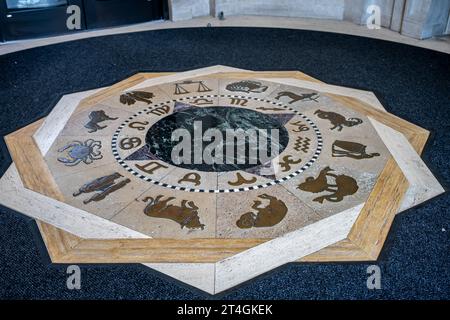 Ames, IA, USA - 10.1,2023, vue au niveau du sol du symbole du zodiaque à l'entrée de la Memorial Union de l'Université d'État de l'Iowa. Banque D'Images