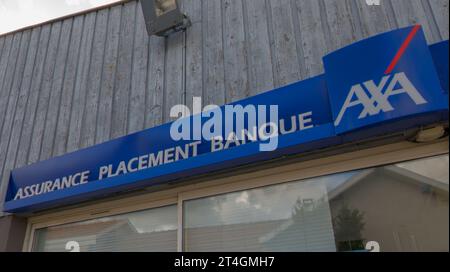 Bordeaux , France - 10 31 2023 : axa banque signe de placement logo et texte marque de l'agence multinationale française d'investissement de banque d'assurance Banque D'Images