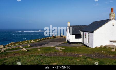 First and Last House with Longships Lighthouse, LANd's End, Cornwall, Royaume-Uni Banque D'Images