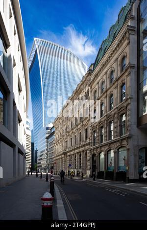 Bâtiment Talkie-walkie contrairement aux bâtiments traditionnels de la ville Banque D'Images