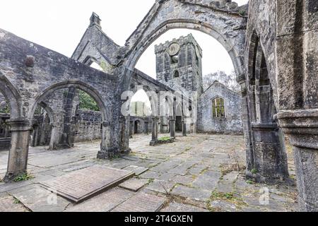 Les ruines intérieures de l'église de Saint Thomas a Becket, Heptonstall, Yorkshire. Banque D'Images