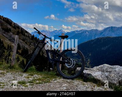 Météo caractéristique sur le sentier de randonnée de Haldensee à Edenalpe, Graener Oedenalpe, Nesselwaengle domaine skiable avec vue sur la montagne Zugspitze le 22 octobre 2023 à Haldensee, Tyrol, Autriche. Crédit : Imago/Alamy Live News Banque D'Images