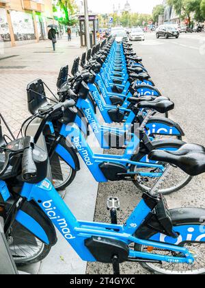 Une rangée de vélos électriques bleus à louer garée sur BiciMAD, la location publique de vélos électriques de Madrid. Banque D'Images