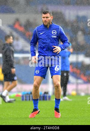 James Milner de Brighton se réchauffe pendant le match de Premier League entre Brighton et Hove Albion et Fulham à l'American Express Stadium, Brighton, Royaume-Uni - 29 octobre 2023 photo Simon Dack / Telephoto Images. Usage éditorial uniquement. Pas de merchandising. Pour les images de football des restrictions FA et Premier League s'appliquent inc. Aucune utilisation Internet/mobile sans licence FAPL - pour plus de détails contacter football Dataco Banque D'Images