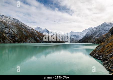 Réservoir Mattmark en automne avec de la neige fraîche Banque D'Images