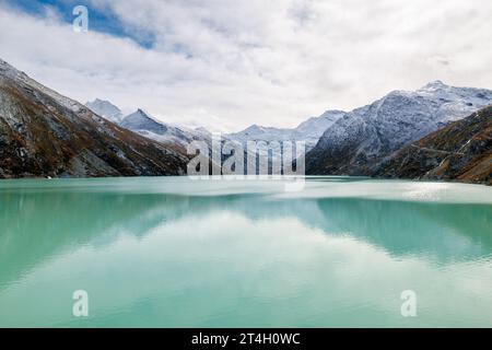 Réservoir Mattmark en automne avec de la neige fraîche Banque D'Images