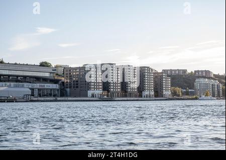 Immeubles d'appartements modernes sur le front de mer de Stockholm dans le quartier Nacka Strand. Stockholm, Suède. Banque D'Images