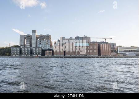 Immeubles d'appartements modernes sur le front de mer de Stockholm dans le quartier Nacka Strand. Stockholm, Suède. Banque D'Images