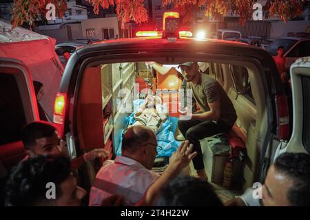 Gaza, Gaza, Palestine. 30 octobre 2023. Un jeune homme blessé à l'intérieur de l'ambulance (crédit image : © Saher Alghorra/ZUMA Press Wire) À USAGE ÉDITORIAL SEULEMENT! Non destiné à UN USAGE commercial ! Banque D'Images