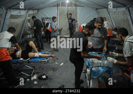 Gaza, Gaza, Palestine. 30 octobre 2023. Un certain nombre de blessés à l'intérieur de la tente médicale d'urgence de terrain (image de crédit : © Saher Alghorra/ZUMA Press Wire) USAGE ÉDITORIAL SEULEMENT! Non destiné à UN USAGE commercial ! Banque D'Images