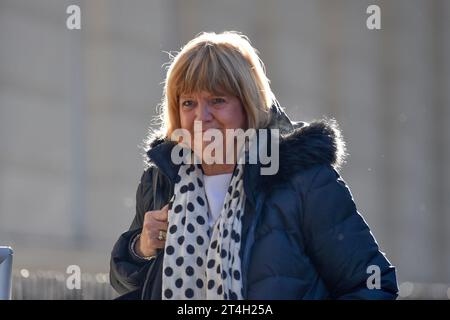 Londres, Royaume-Uni. 31 octobre 2023. Baronne Heather Halllett Présidente de l'enquête, arrive à l'enquête britannique sur la Covid-19 est une enquête publique indépendante sur la réponse du Royaume-Uni à la pandémie de COVID-19 et sur l'impact de celle-ci, et sur les leçons à tirer pour l'avenir qui se tient à Dorland House dans l'ouest de Londres. Crédit : MARTIN DALTON/Alamy Live News Banque D'Images