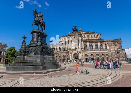 Dresde, Allemagne - 10 août 2023 : Opéra national (Semperoper) et statue du roi Johann sur la place Theaterplatz Banque D'Images