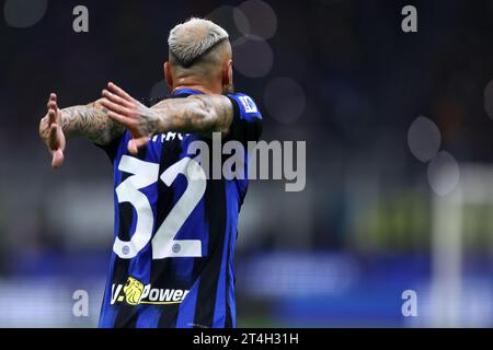 Federico DiMarco du FC Internazionale fait des gestes lors du match de Serie A entre FC Internazionale et AS Roma au Stadio Giuseppe Meazza le 29 octobre 2023 à Milan Italie . Banque D'Images