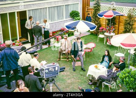 ATV Television ITV en dehors de la diffusion, tournoi de tennis de Wimbledon, Angleterre, Royaume-Uni 1967 présentateur Dickie Davies enceinte d'interview avec l'équipe de caméra. Photo d'Alan 'Taffy' Harries Banque D'Images