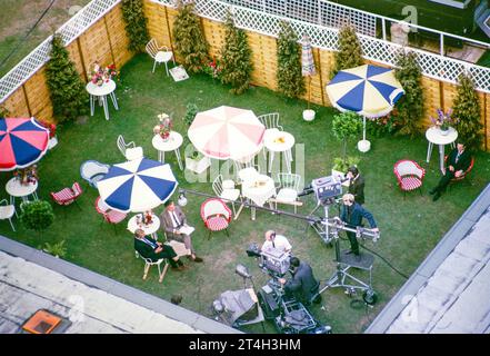 ATV Television ITV en extérieur, tournoi de tennis de Wimbledon, Angleterre, Royaume-Uni 1967 vue aérienne de l'enceinte d'interview avec l'équipe de caméra. Photo d'Alan 'Taffy' Harries Banque D'Images