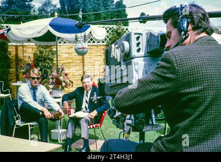 ATV Television ITV Outside broadcast, tournoi de tennis de Wimbledon, Angleterre, Royaume-Uni 1967 Dickie Davies avec le joueur de tennis australien Lew Hoad, Jeff Joyce. Photo d'Alan 'Taffy' Harries Banque D'Images