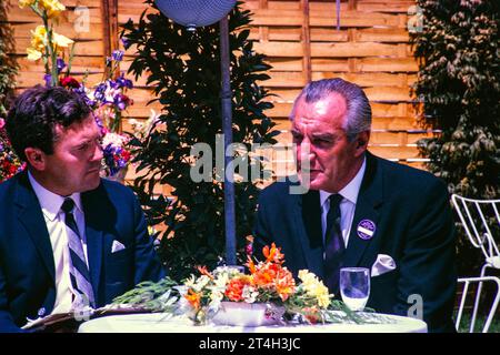 ATV Television ITV Outside broadcast, tournoi de tennis de Wimbledon, Angleterre, Royaume-Uni 1967 Dickie Davies avec le joueur de tennis Fred Perry, photo par Alan 'Taffy' Harries Banque D'Images