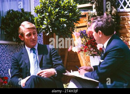 ATV Television ITV en dehors, tournoi de tennis de Wimbledon, Angleterre, Royaume-Uni 1967 Dickie Davies avec le joueur de tennis australien Lew Hoad photo par Alan 'Taffy' Harries Banque D'Images