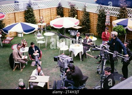 ATV Television ITV en extérieur, tournoi de tennis de Wimbledon, Angleterre, Royaume-Uni 1967 vue aérienne de l'enceinte d'interview avec Dickie Davies et l'équipe de caméra. Photo d'Alan 'Taffy' Harries Banque D'Images