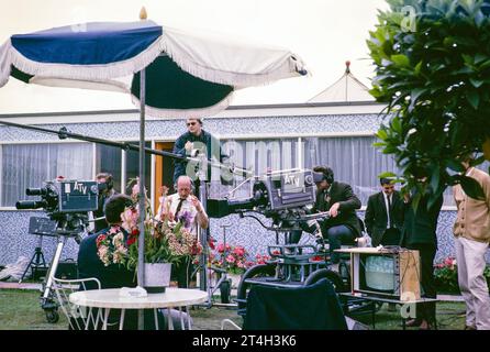 ATV Television ITV Outside broadcast, tournoi de tennis de Wimbledon, Angleterre, Royaume-Uni 1967 interview de l'équipe de caméra. Photo d'Alan 'Taffy' Harries Banque D'Images