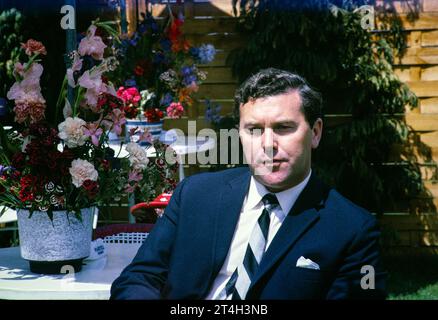 ATV Television ITV diffusé en extérieur, tournoi de tennis de Wimbledon, Angleterre, Royaume-Uni 1967 portrait du présentateur sportif Dickie Davies photo par Alan 'Taffy' Harries Banque D'Images