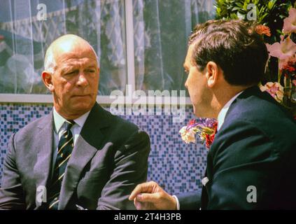 ATV Television ITV en dehors de la diffusion, tournoi de tennis de Wimbledon, Angleterre, Royaume-Uni 1967 Dickie Davies avec un homme non identifié, photo par Alan 'Taffy' Harries Banque D'Images