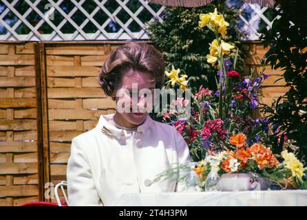 ATV Television ITV diffusé en extérieur, tournoi de tennis de Wimbledon, Angleterre, Royaume-Uni 1967 portrait de la championne de tennis Angela Mortimer photo par Alan 'Taffy' Harries Banque D'Images