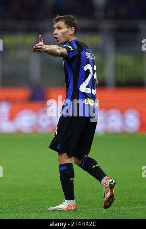 Nicolo Barella du FC Internazionale fait des gestes lors du match de Serie A entre FC Internazionale et AS Roma au Stadio Giuseppe Meazza le 29 octobre 2023 à Milan Italie . Banque D'Images