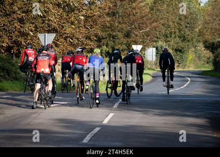 Un groupe de cyclistes du dimanche matin sur une route de campagne, Warwickshire, Royaume-Uni Banque D'Images