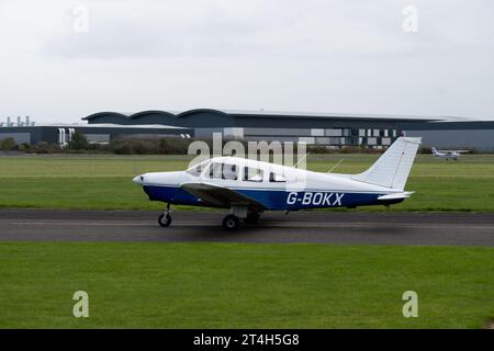 Piper PA-28-161 Cherokee Warrior II à Wellesbourne Airfield, Royaume-Uni (G-BOKX) Banque D'Images