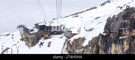 Paysage de neige avec vue sur la station de téléphérique inférieure du sommet du mont Titlis à 3020 mètres d'altitude à Engelberg Suisse Banque D'Images