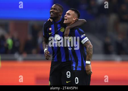 Lautaro Martinez et Marcus Thuram du FC Internazionale célèbrent à la fin de la Serie A match entre FC Internazionale et AS Roma au Stadio Giuseppe Meazza le 29 octobre 2023 à Milan Italie . Banque D'Images